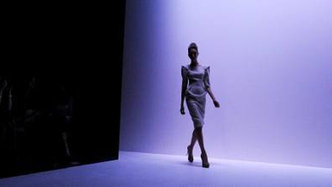 Eva Longoria luce un fabuloso vestido de cortes rectos y escote halter, teñido de tonos pasteles.
