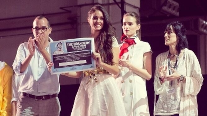 Claudina Mata, diseñadora de Sevilla de Moda, recibiendo el premio.