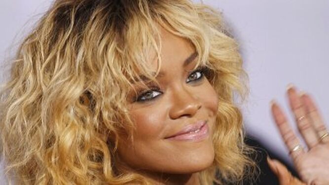 Rihanna se estrena como diseñadora con la firma River Island.