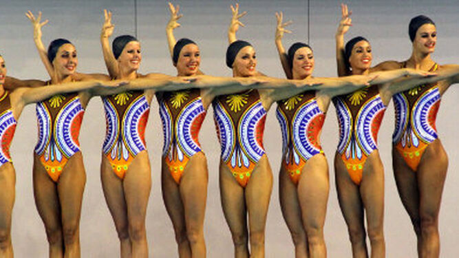 El equipo olímpico de natación sincronizada lucirá diseños de Dolores Cortés.