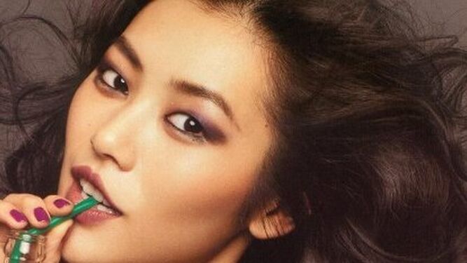 Liu Wen posando para una campaña en Vogue Korea.