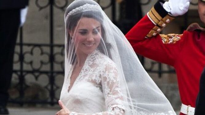 La corona británica reconoce a la diseñadora del vestido de Catalina /.EFE