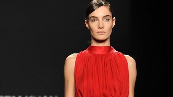Vestido de la colección de Roberto Torretta donde el rojo tiene un papel dominante. Ugo Camera