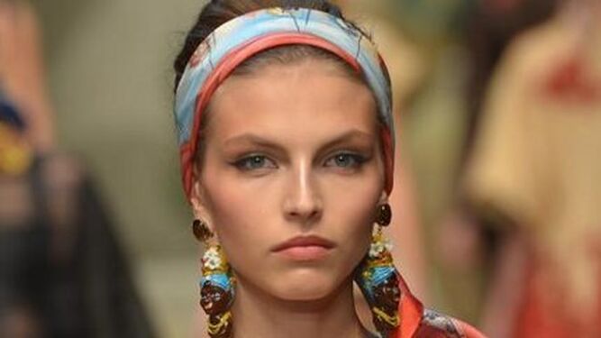 Una modelo luciendo un pañuelo en la cabeza en la Semana de la Moda de Sao Paulo. EFE/Sebastiao Moreira