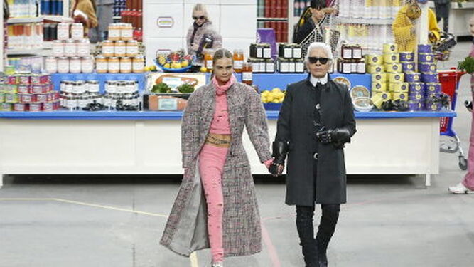Karl Lagerfeld y Cara Delevingne cerrando el desfile. EFE