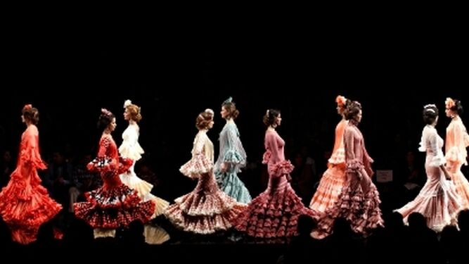 Modelo desfilando con traje de flamenca