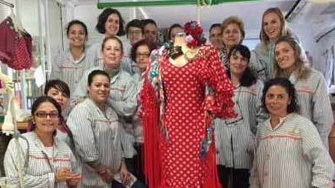 Miss Mundo luce un traje de flamenca diseñado por una onubense
