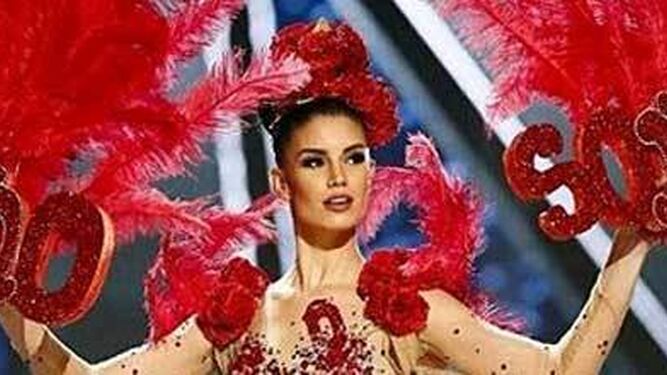 Pablo Lanzarote lleva la moda andaluza más espectacular a Miss Universo