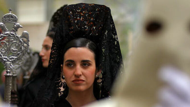 Mujeres vestidas de mantilla durante el Jueves y Viernes Santo/ Grupo Joly