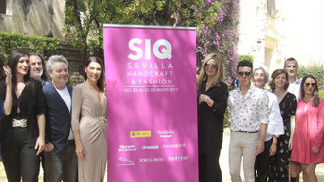 Raquel Revuelta con diseñadores y participantes de SIQ 2017, ayer en el Alcázar. / VÍCTOR RODRÍGUEZ