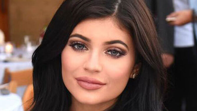 A sus 19 años Kylie Jenner, la hermana pequeña de Kim Kardashian, ya se ha realizado varios retoques estéticos que muestra continuamente a través de sus redes sociales.