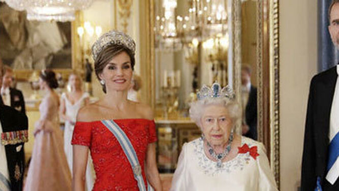 La reina Letizia con creación de Felipe Varela. / AGENCIAS