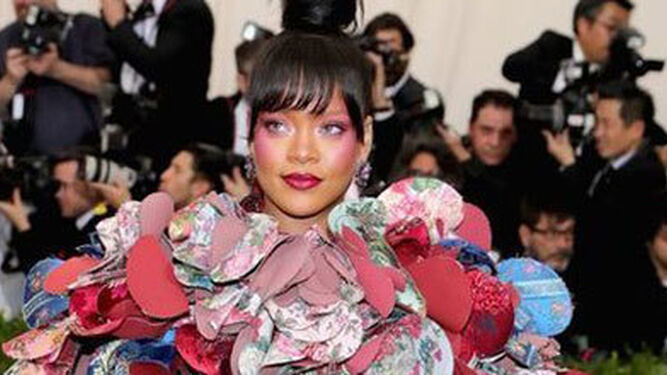 Rihanna con un extravagante diseño en la gala MET de 2017.