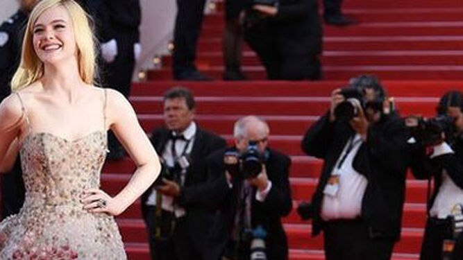 Elle Fanning en la alfombra roja del Festival de Cannes. / AGENCIAS