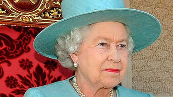 La reina Isabel II, en un acto en palacio. / EFE